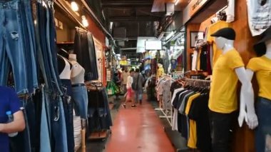 Bangkok, Tayland - 22 Aralık 2018: Bangkok Chatuchak hafta sonu pazarda yürüyen insanlar ve yabancı yolcuları