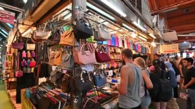 Bangkok, Tayland - 22 Aralık 2018: Zevk Tay kalabalık ve yabancı Alışveriş Bangkok Chatuchak hafta sonu Pazar dışarı asılı