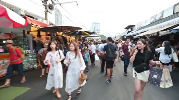 ウィーク エンド マーケット チャトゥ チャックまたは Jatujak は土曜日と日曜日にオープンの人気の観光地であるバンコク 2018 — ストック動画