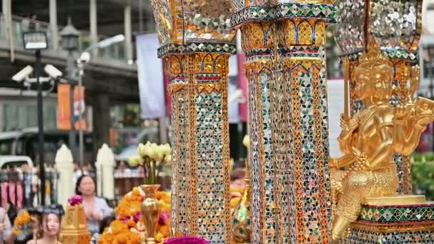 Bangkok Thailand November 2018 People Praying Erawan Shrine Temple — Stock Video