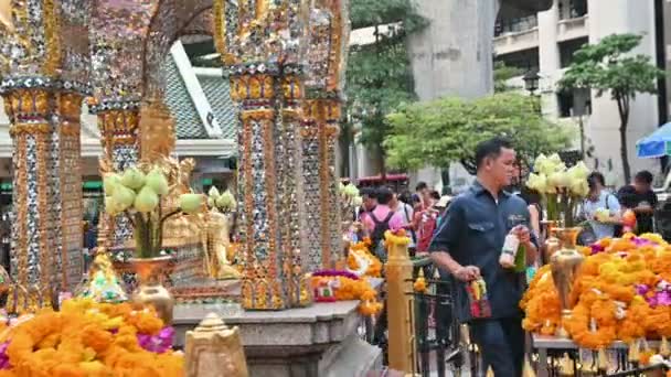 Bangkok Tailandia Noviembre 2018 Gente Reza Rinde Homenaje Phra Phrom — Vídeo de stock