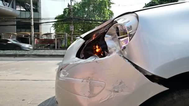 Auto Kras Voorbumper Van Ongeval Met Knipperende Lichten Van Noodsituatie — Stockvideo