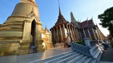 4k, Bangkok The Grand Palace tapınağında golden pagoda ararken