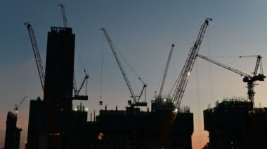 4 k zaman atlamalı inşaat sitesinde çalışıyor siluet vinç