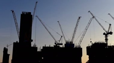 4 k zaman atlamalı inşaat sitesinde çalışıyor siluet vinç