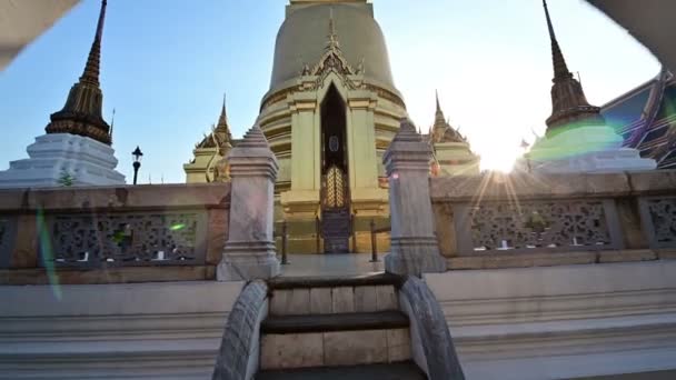 Naklonění Pohled Zlatá Pagoda Chrámu Velký Palác Bangkoku — Stock video