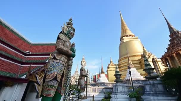 Храм Изумрудного Будды Wat Phra Kaew — стоковое видео