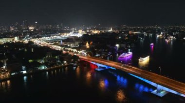 4 k gece zaman atlamalı Bangkok Chao Phraya Nehri Köprüsü trafik