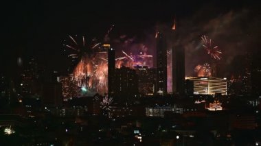 4 k havai fişek gösterisi Bangkok megalopolis binaları ile kentsel peyzaj üzerinde