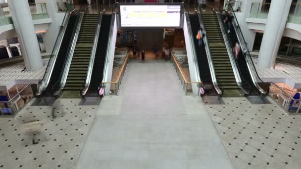 泰国曼谷 2019年1月4日 人们乘坐曼谷商务中心大楼的自动扶梯 — 图库视频影像
