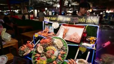 Bangkok, Tayland - 22 Aralık 2018: Talad Rod FAI Bangkok, sokak yemek yeme insanlar