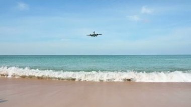 Ağır çekim bir uçağın iniş ve hemen üzerinde kamera plajda geçen için yaklaşıyor
