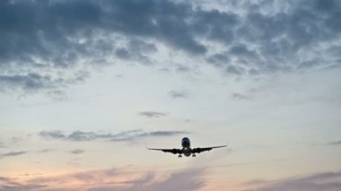 Uçan ağır çekim gündoğumu veya günbatımı üzerinde kafa uçak