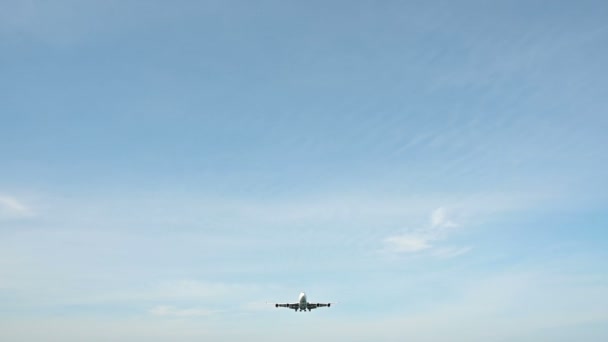 ダウン ジャンボ ジェット飛行機飛行遅いモーション着陸装置を持つ頭の上 — ストック動画