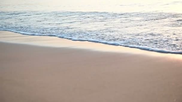 Zeitlupe Des Schönen Ozeanwellenschaums Der Glatte Weiße Sandstrände Wäscht — Stockvideo