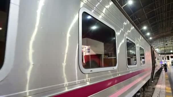 Bangkok Thailand Dezember 2018 Zug Wartet Auf Bahnsteig Des Bahnhofs — Stockvideo
