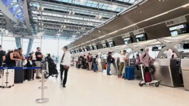 Bangkok, Tayland - 8 Ocak 2019: Zaman atlamalı tanımlanamayan yolcu varmak Suvarnabhumi Havaalanı'nda iade sayaçları