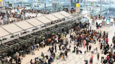 Bangkok, Tayland - 8 Ocak 2019: Zaman atlamalı kalabalık yolcuların check-in Suvarnabhumi Airport salonda sayaç