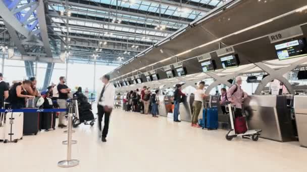 正体不明の乗客の時間経過がスワンナプーム国際空港のチェックイン カウンターに到着バンコク 2019 — ストック動画