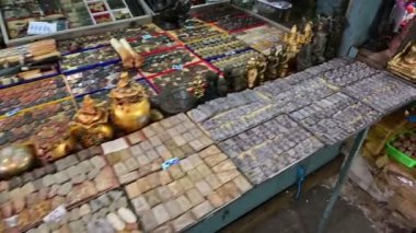 Bangkok, Tayland - 25 Aralık 2018: muska Pazar Bangkok masada görüntülenen Buda heykelleri