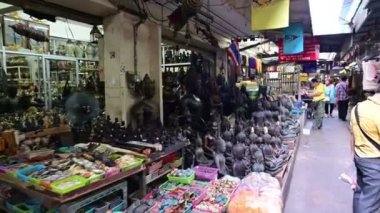 Bangkok, Tayland - 25 Aralık 2018: Muska Tayland en büyük muska markette Tha Prachan içinde satın almak insanlar