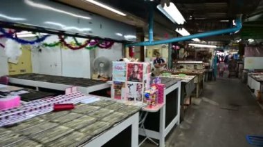 Bangkok, Tayland - 25 Aralık 2018: Muska Tayland en büyük muska piyasada satın almak insanlar