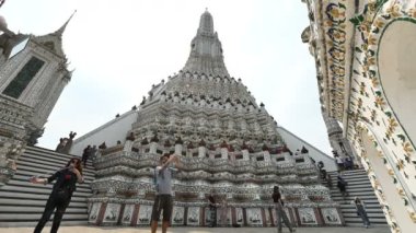 Bangkok, Tayland - 7 Ocak 2019: Zaman atlamalı merkezi pagoda Wat Arun adlı bir simgesel yapı tapınak Bangkok görülmektedir