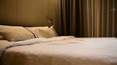 4 k Asya Turizm adam yürür otel odası ve yatakta başarılı seyahat yolculuktan sonra atlama