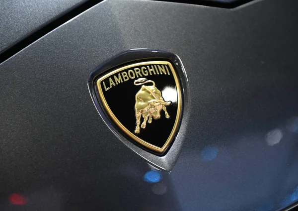 Bangkok, Tayland - 3 Aralık 2018: Lamborghini Aventador Bangkok Motor Expo 2018, Lamborghini şirket logosu