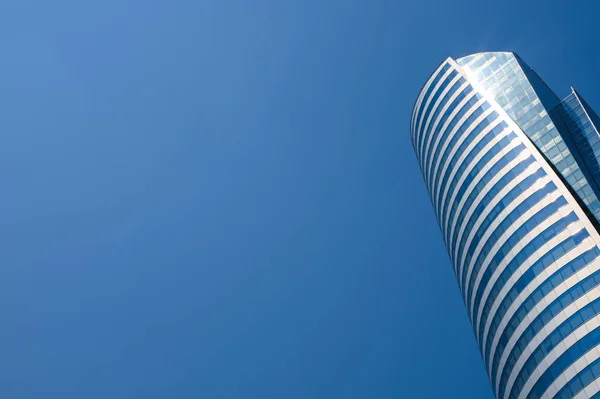 在蓝色晴朗的天空背景上的高层玻璃大厦的看法 — 图库照片
