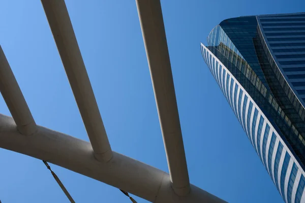 在蓝天的衬托商务区的现代摩天大楼 — 图库照片