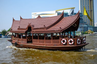 Chao Phraya Nehri'nin geleneksel çatı ile Tay ahşap tekne