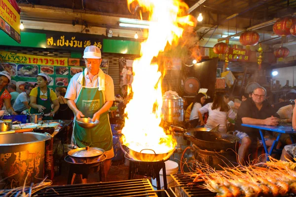 Bangkok, Tayland - 26 Ocak 2019: Yaowarat road Bangkok ateş ile yemek sokak gıda Şef
