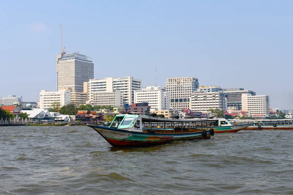 Bangkok, Tayland - 28 Ocak 2019: Arka bina ile Chao Phraya hızlı tekne görünümünü