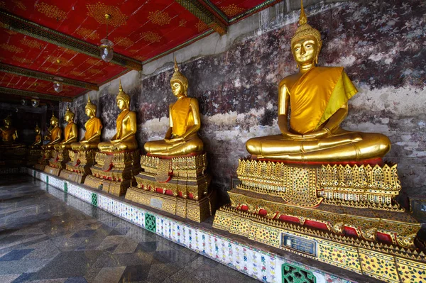 Buda Afirma Uma Fileira Dentro Salão Templo Wat Suthat — Fotografia de Stock