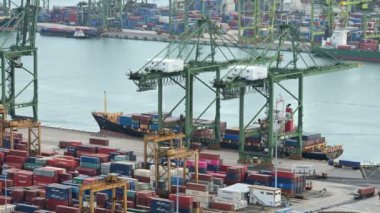 Singapore, Singapur - 30 Ocak 2019: Kargo gemisi limanda konteyner hareketli vinç, zaman atlamalı