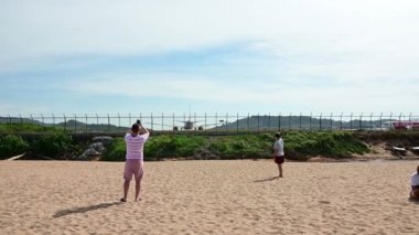 Phuket, Tayland - 10 Ocak 2019: Jet vuruşta Mai Khao beach, turist