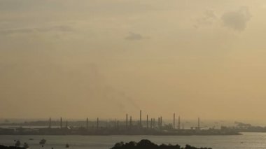 4 k zaman atlamalı siluet boru tesisi duman ile Sanayi Fabrikası'nın