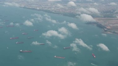 4 k hava manzara birçok konteyner gemi su alanda bağlantı terminalleri karşı demir attı