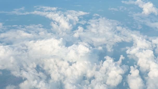 Vista Nubes Cielo Través Ventana Del Avión — Vídeo de stock