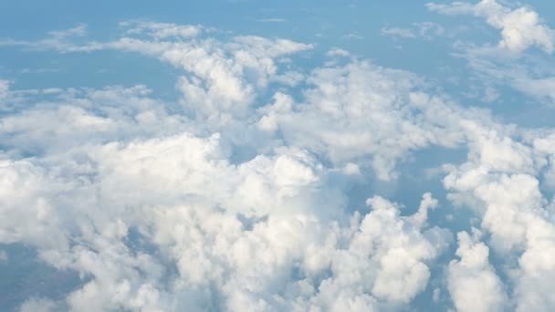 4k zobrazit z mraků a oblohy oknem letadla