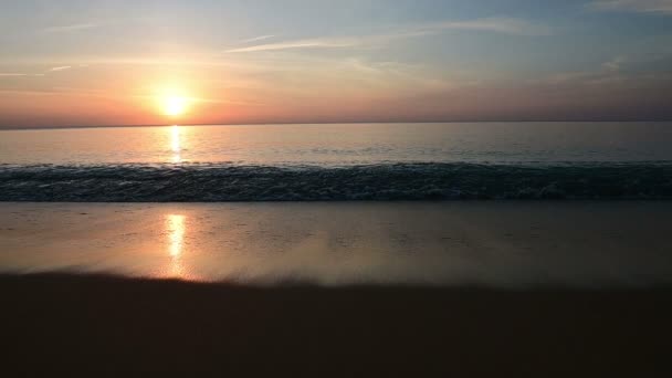 夕日の砂浜に海の波の動きが遅い — ストック動画