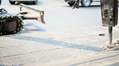 4 k Ekskavatör kırma sert beton zemin inşaat sitesinde