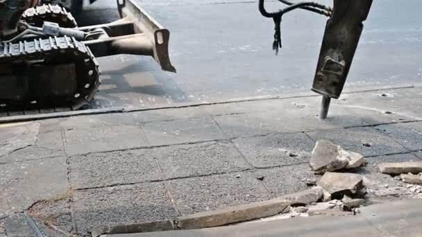 Escavadeira Quebrando Perfurando Estrada Concreto Para Reparação — Vídeo de Stock
