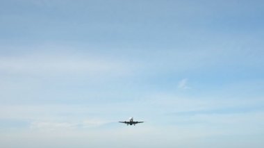 4k ticari jet uçağı iniş yaklaşıyor