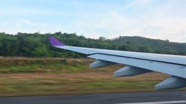 Uçak penceresinden 4k görünümü Phuket Havaalanı 'nda kalkış