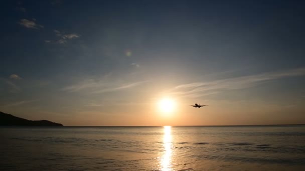 Silhouet Van Vliegtuig Landing Luchthaven Met Uitzicht Oceaan — Stockvideo