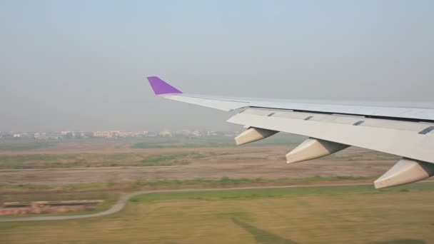 Uitzicht Vanaf Vliegtuig Venster Geraakt Start Landingsbaan Bangkok — Stockvideo