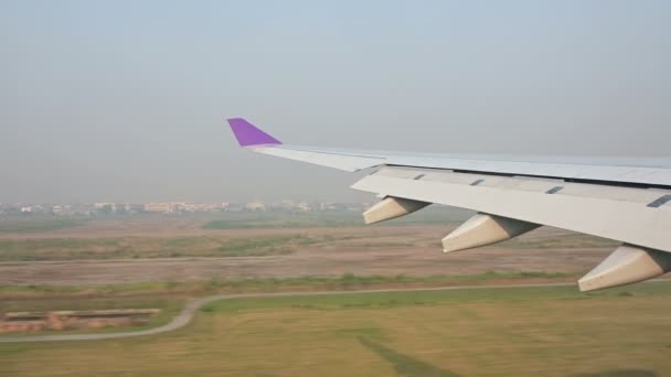 4K Vue de la fenêtre de l'avion posé sur la piste à Bangkok 