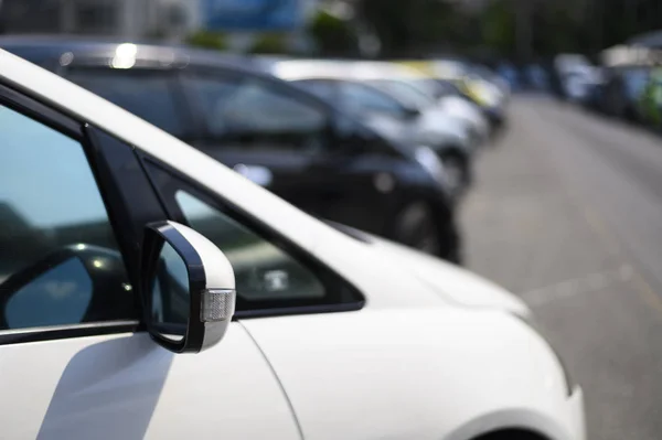 Primer Plano Parte Delantera Del Coche Blanco Zona Aparcamiento Aire —  Fotos de Stock